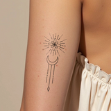 Tatouage Lune Géométrique et Ornementale