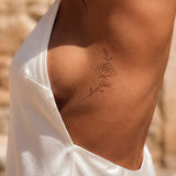 Tatouage rose discrète