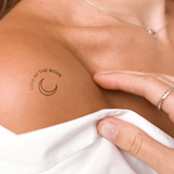 Amour par la lune avec tatouage de lune