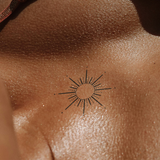 Tatouage d'ornement de soleil