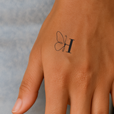 Tatouage papillon avec initiales (A-Z)