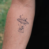 Un vaisseau spatial attrape un dino