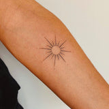 Tatouage d'ornement de soleil