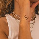 Tatouage triangles ouverts