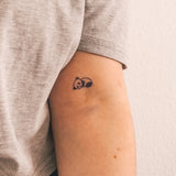 Le tatouage de panda couché