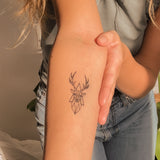 Tatouage de cerf géométrique