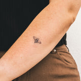 Abeille avec le tatouage de cercle