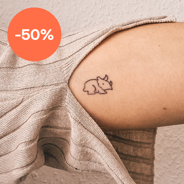 Petit tatouage de tricératops 