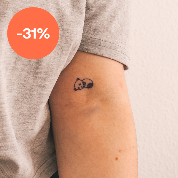 Le tatouage de panda couché 