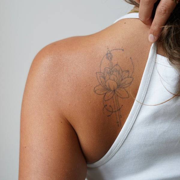 Tatouage de lotus avec ornements