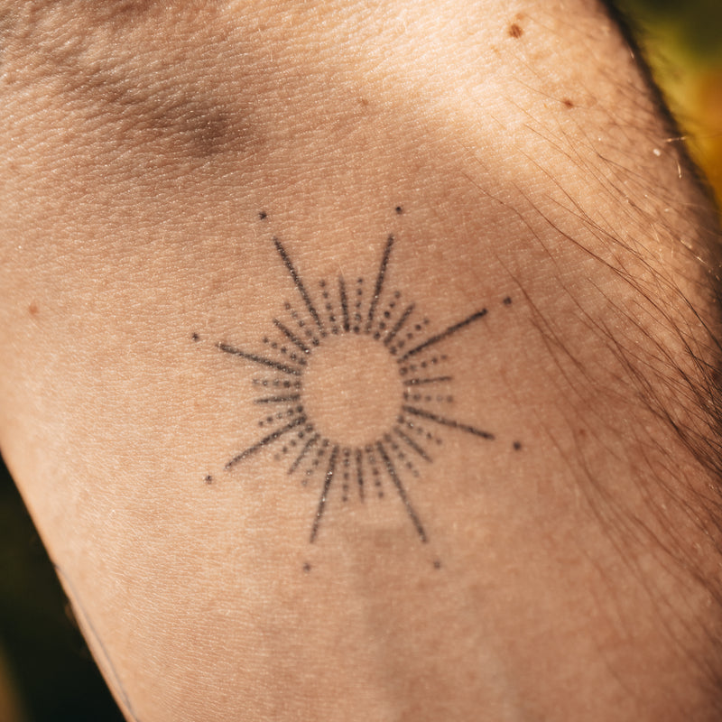 Tatouage d'ornement de soleil 