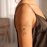 Tatouage triangle et fleurs