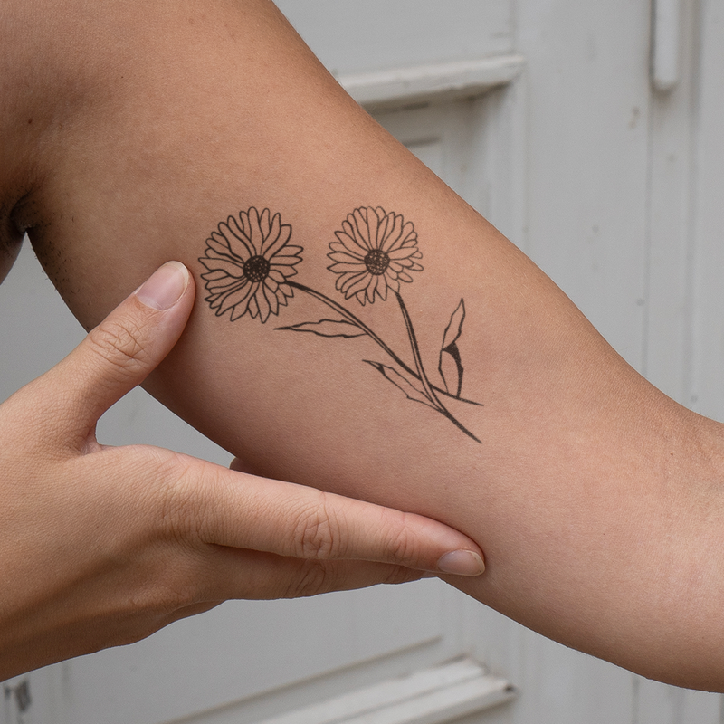 Tatouage de fleur de naissance marguerite d'avril