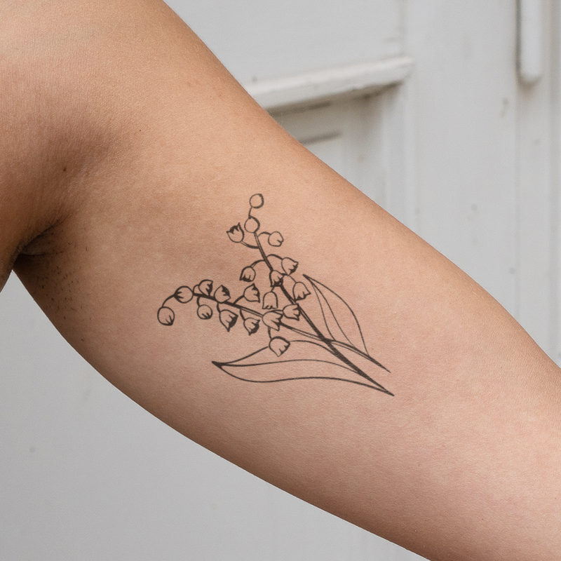 Tatouage d'une fleur d'anniversaire le muguet en mai