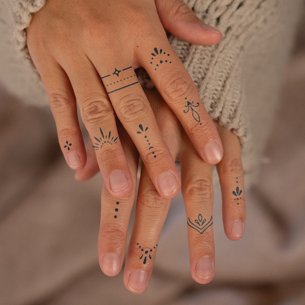 Tatouages Ornementaux de Doigts