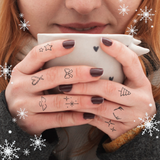 Tatouages de petits ornements de Noël sur les doigts