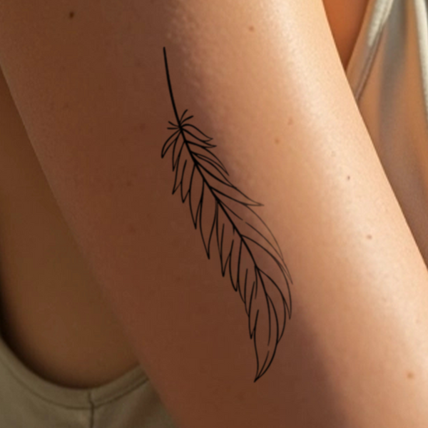 Tatouage de plume minimaliste