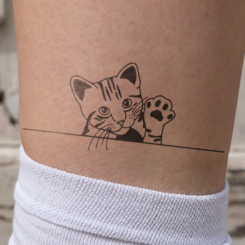 Tatouage de chat qui fait signe