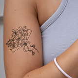 Tatouage d'un éventail et de fleurs