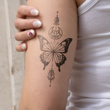 Tatouage de papillon avec symboles