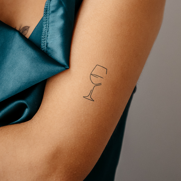 Tatouage de verre de vin 