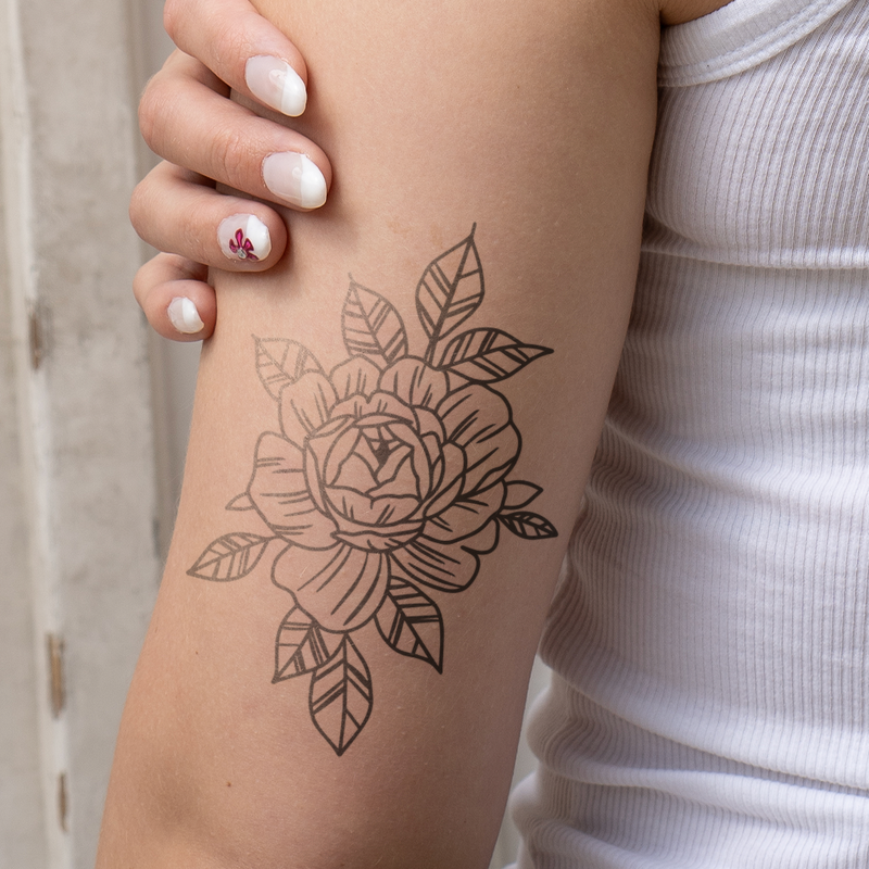 Tatouage de pétales de rose