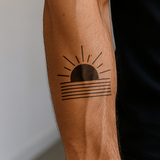 Tatouage Lever de Soleil Géométrique