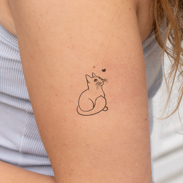 Süße Katze mit Herz Tattoo