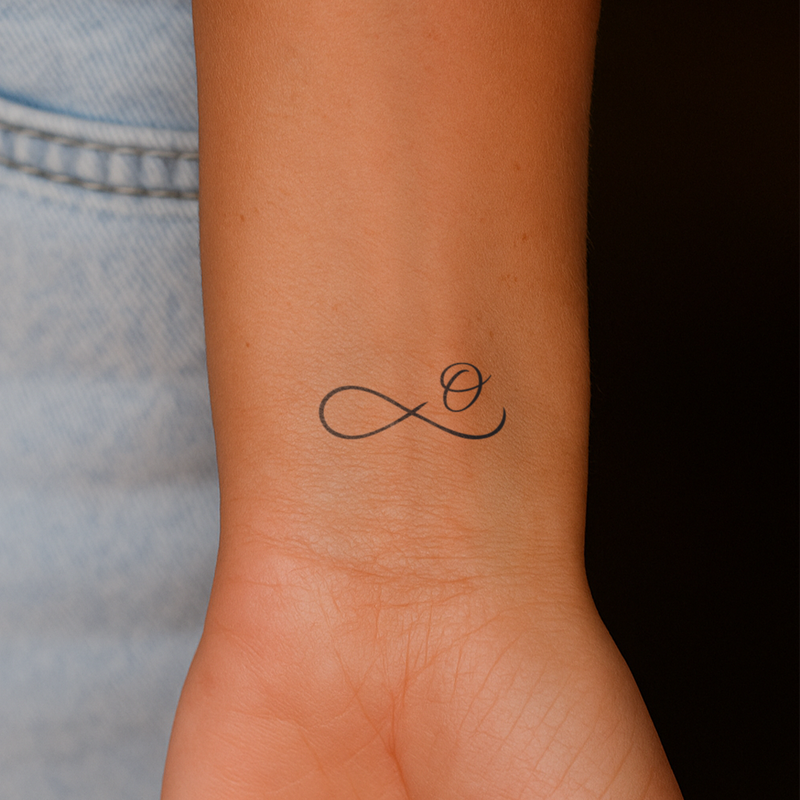 Tatouage infini avec initiales (A-Z)