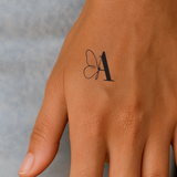 Tatouage papillon avec initiales (A-Z)