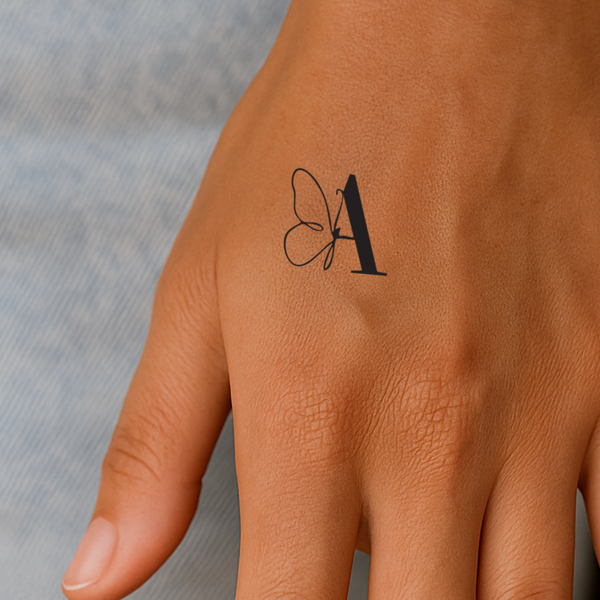 Tatouage papillon avec initiales (A-Z)