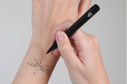Motiv mit dem Tattoo-Stift auf die Haut auftragen