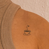 Tasse à café avec tatouage de coeur 
