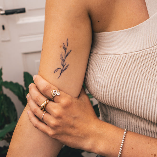 Le tatouage de branche avec des feuilles 