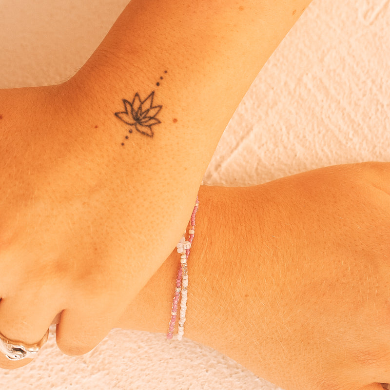 Le tatouage de lotus à pois 